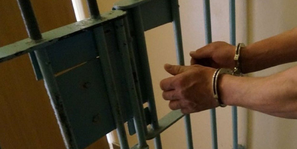 Upojony kierowca BMW zatrzymany przez policjanta po służbie, pomogła żona