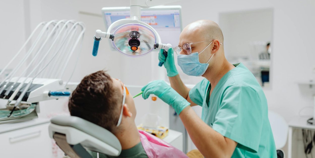 Organizacja stanowiska pracy w gabinecie — przechowywanie narzędzi i materiałów