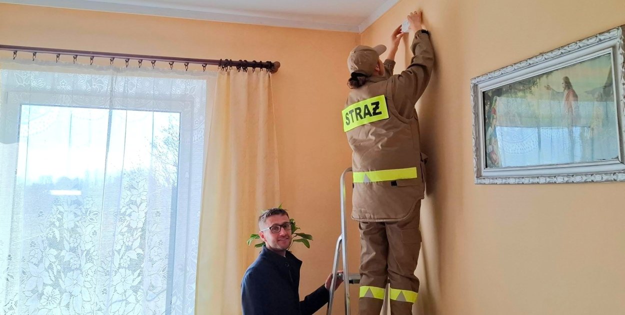 Bezpieczniej w gminie Rybno, trwa montaż czujek