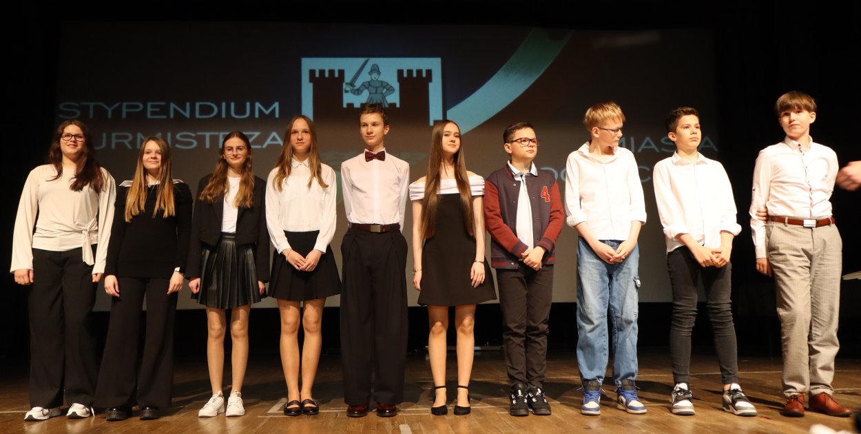 Chodaków: najzdolniejszym wręczono stypendia burmistrza Sochaczewa