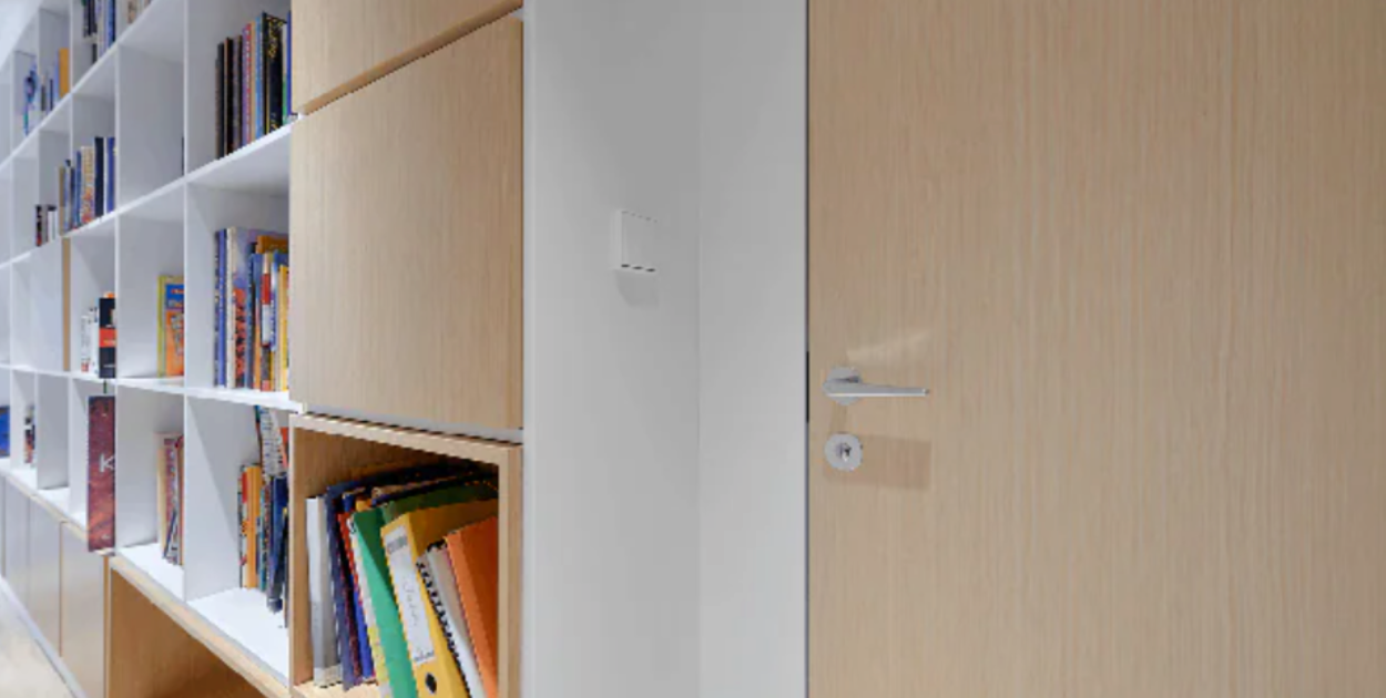 Drzwi ukryte we wnętrzu – jak uzyskać efekt niewidocznych przejść