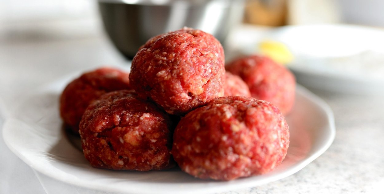 Groźna bakteria w mięsie. GIS pilnie wycofuje konkretną partię produktu