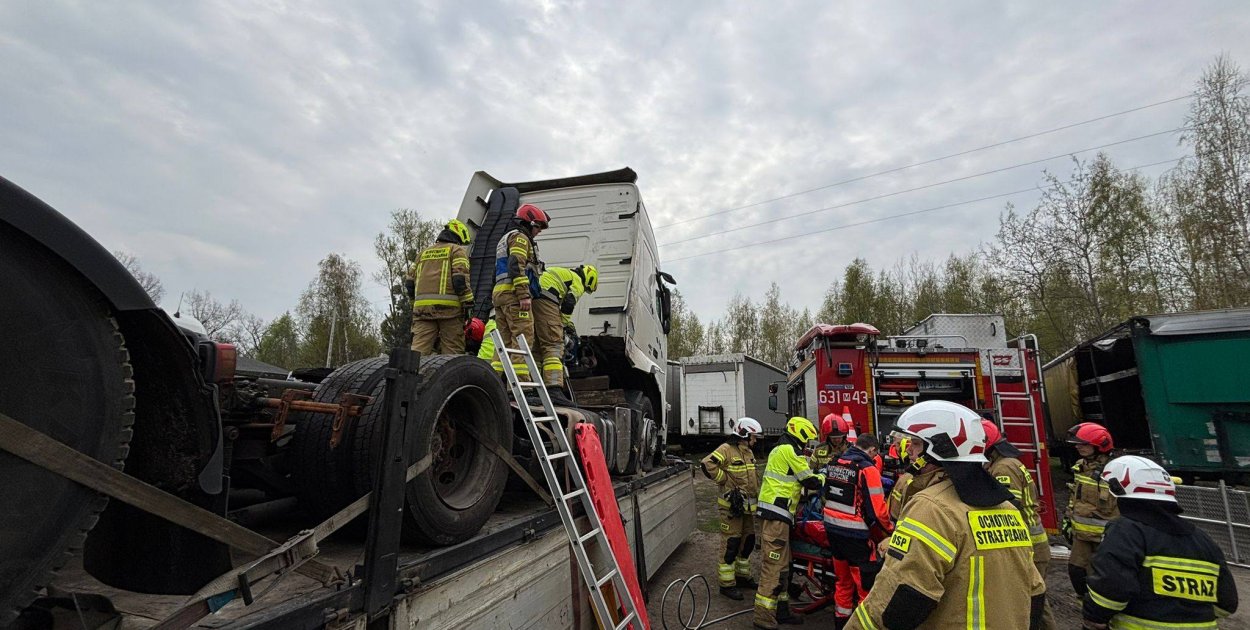 Czyste: mężczyzna przygnieciony przez ciągnik siodłowy