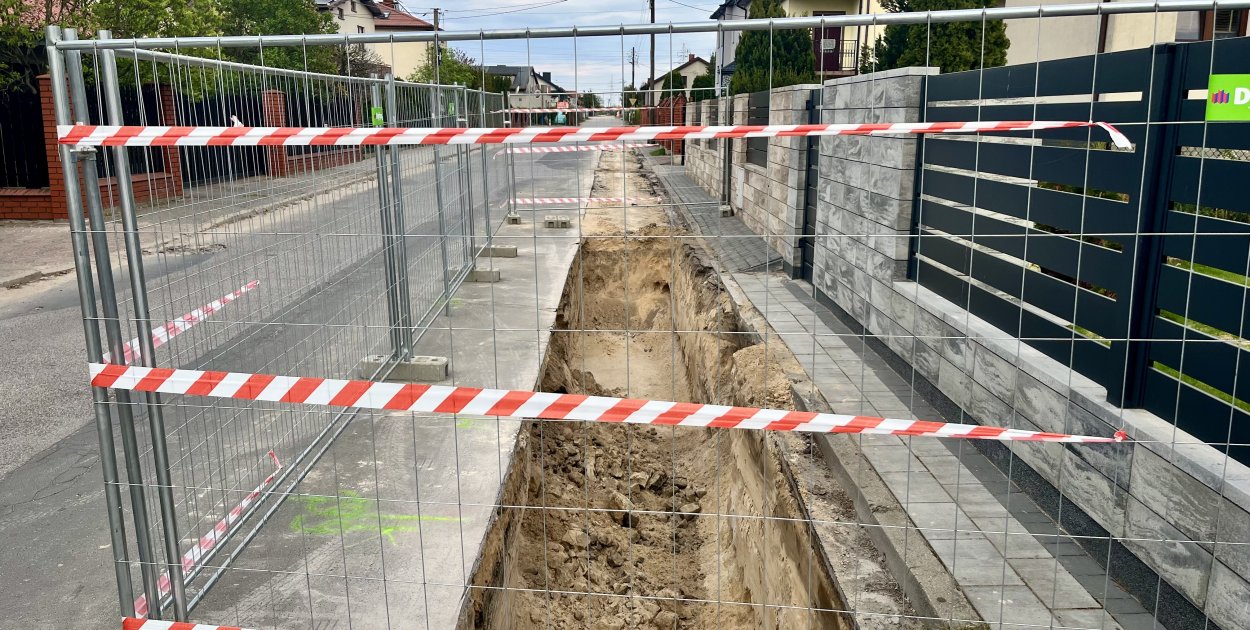 Układają rurociągi w ul. Kraszewskiego, budowa zakładu geotermalnego trwa